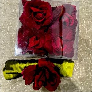 Set of 5 green napkins and rose napkin ring. New in box